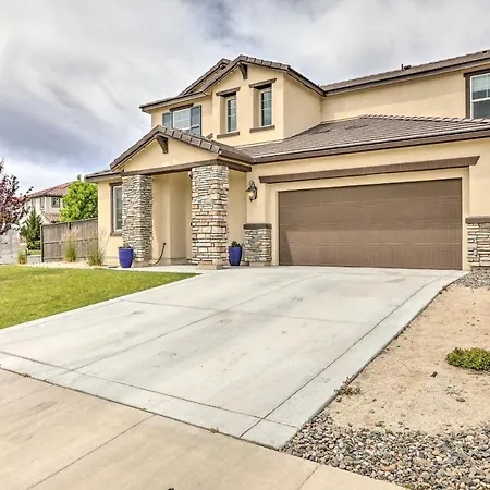 Sparks Home With Air Racing Decor And Hot Tub!